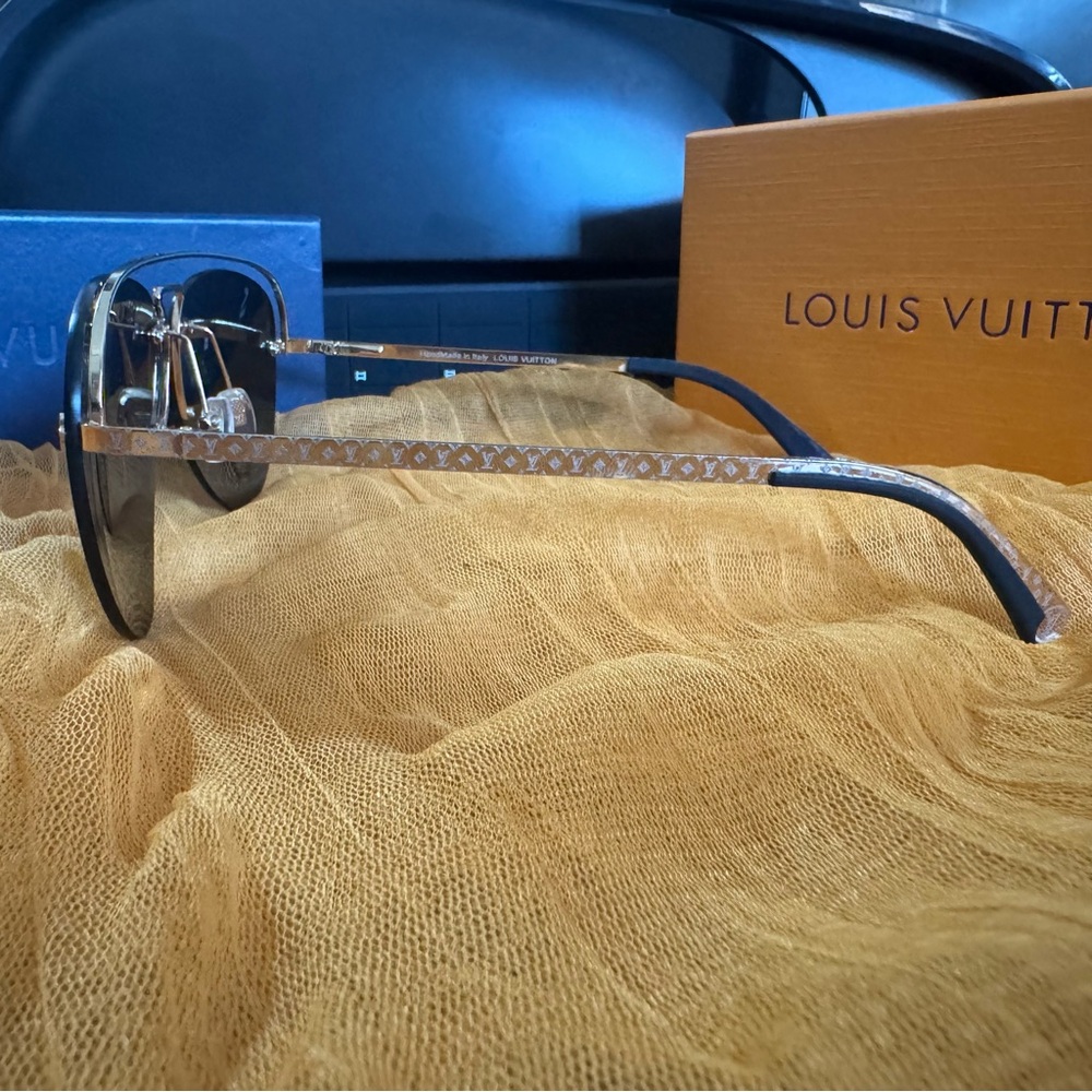 Men's LV U-Shaped Black Aviator Sunglasses - Picture 8 of 9